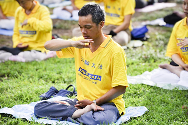 2014年5月12日，李桂新在泰国曼谷伦披尼（Lumphini）公园打坐。（李桂新提供）