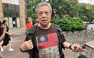 66岁香港移民老兵身披“血幅” 重温飞虎队历史