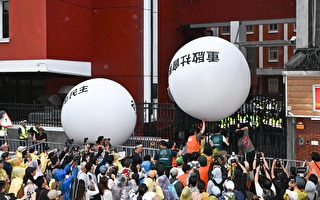 立院職權修法三讀 民團傳遞大型氣球表達訴求