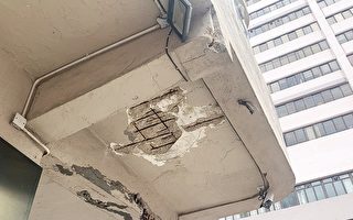 香港大埔唐樓簷篷有混泥土剝落 鋼筋外露