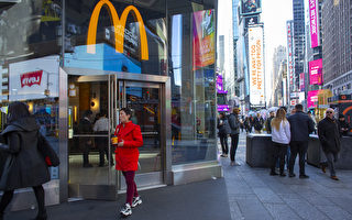 时代广场麦当劳外 1男双腿遭砍伤 三嫌被捕