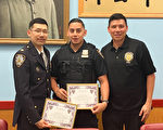 助华妇寻回遭抢手机 纽约市警第五分局表彰两警员