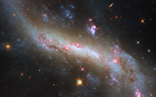 NASA拍到螺旋星系的明亮条状结构