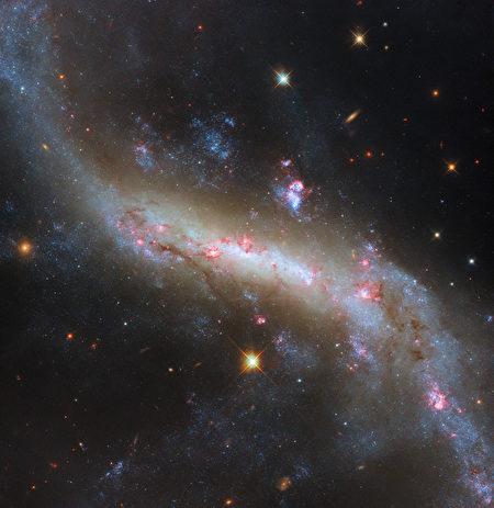NASA拍到螺旋星系的明亮条状结构
