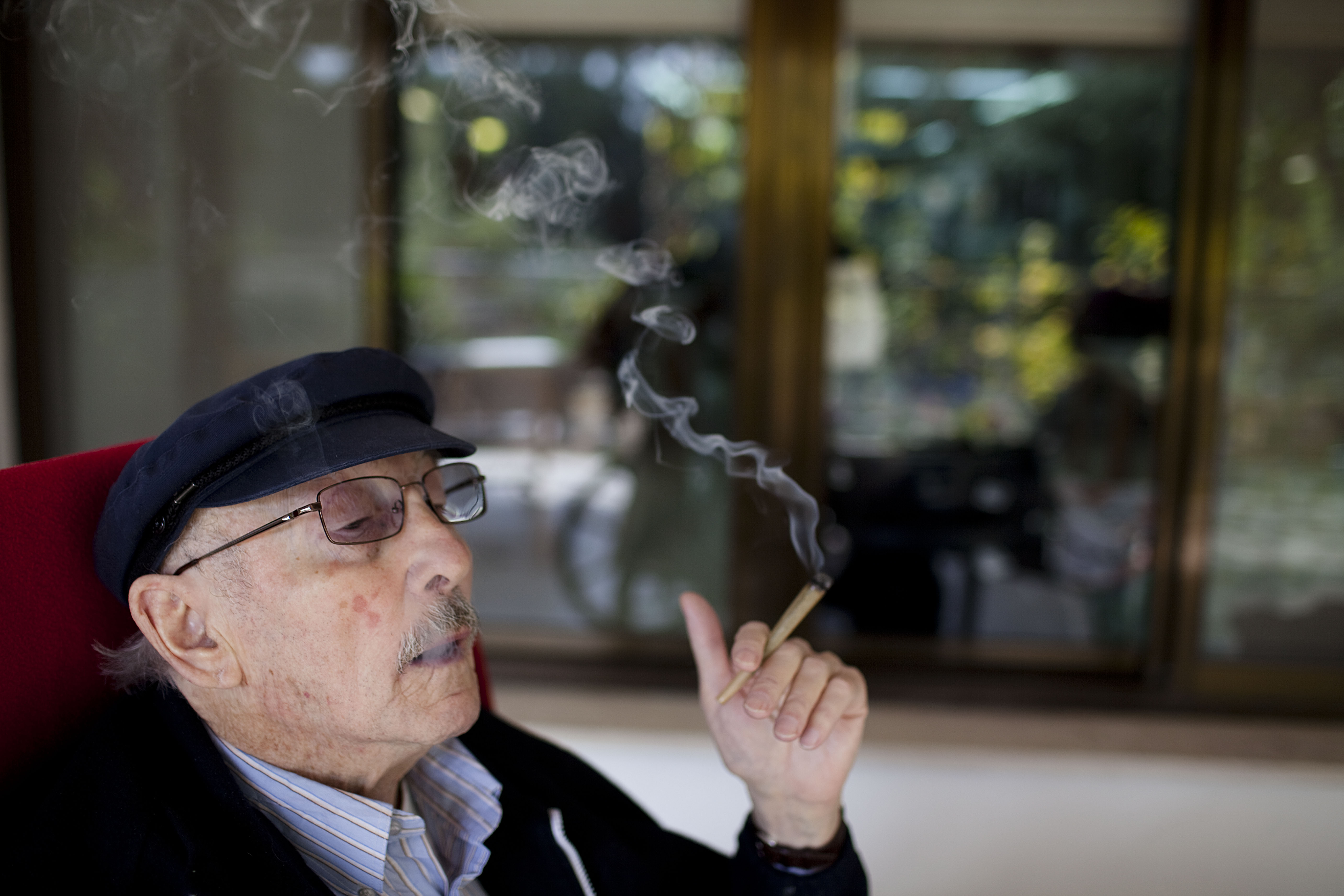 [新聞] 加拿大大麻合法化後 老人吸大麻者不斷增加