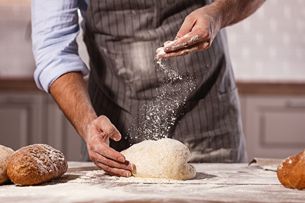 面包没烤熟如何补救？ 家庭手工面包烘焙技巧