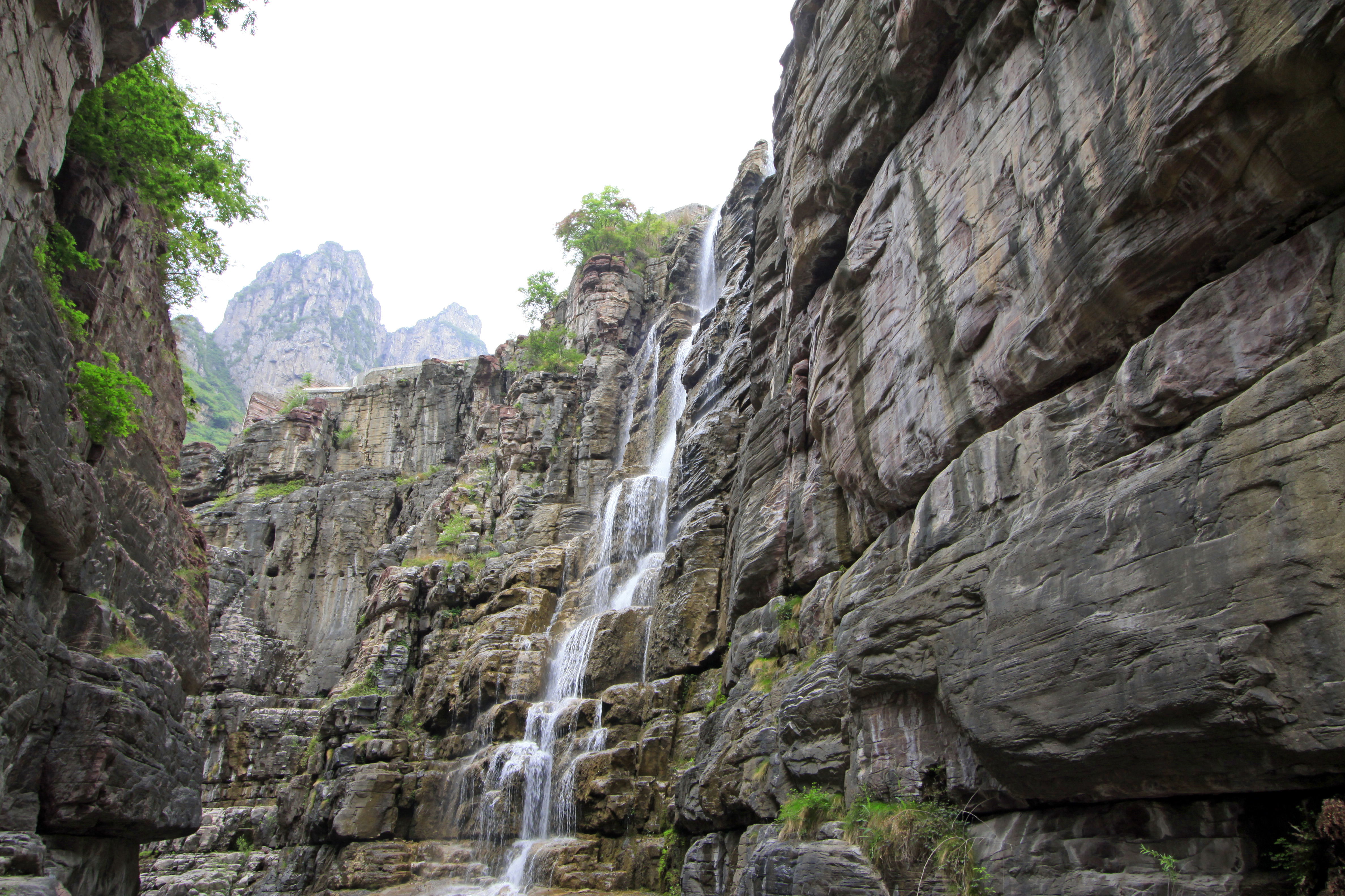 [新聞] 官方承認中國最高瀑布由水管放水 網友熱議