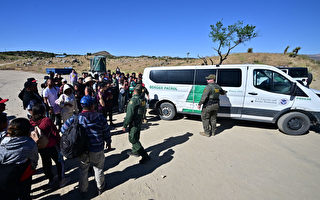 来自世界各地非法移民穿越加州沙漠抵美