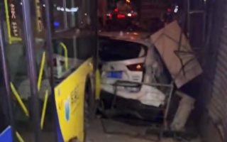 【翻墙必看】天津司机突发身体问题 撞人撞车