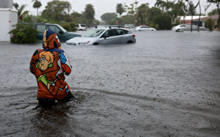 佛州暴雨引发洪水 德桑蒂斯宣布进入紧急状态