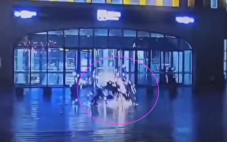 祸从天降 辽宁火车站两男被雷击中 画面曝光