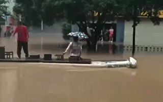 广西洪水43.1万人受灾 桂林居民划船出行