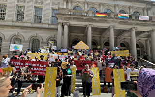 预算讨论胶着 数十组织纽约市政厅前抗议削减