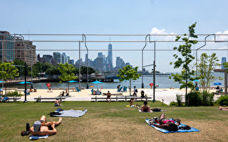 纽约市发布高温警报 呼吁民众设法避暑