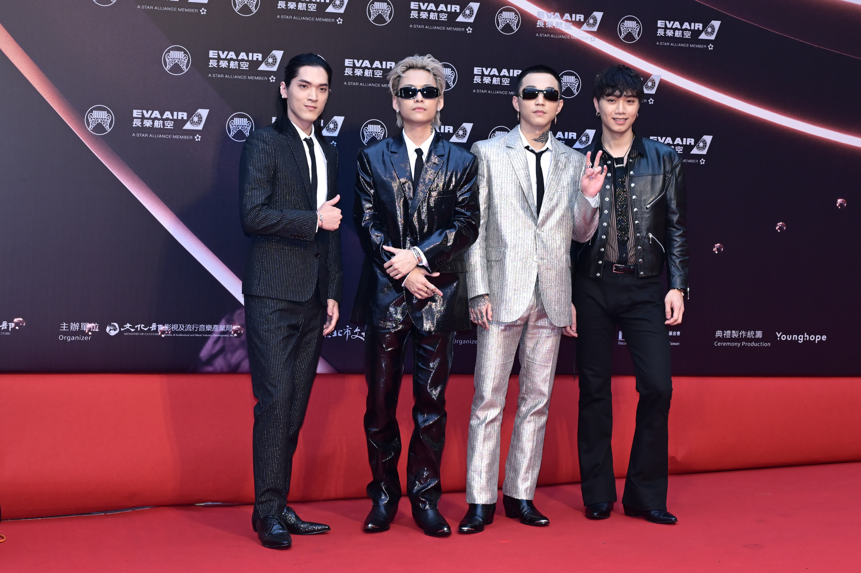 2024年6月29日，《第35屆金曲獎頒獎典禮》星光大道在台北小巨蛋舉行。圖為傻子與白痴（蔡維澤、鄭光良、李沂邦、徐維均）。（宋碧龍／大紀元）