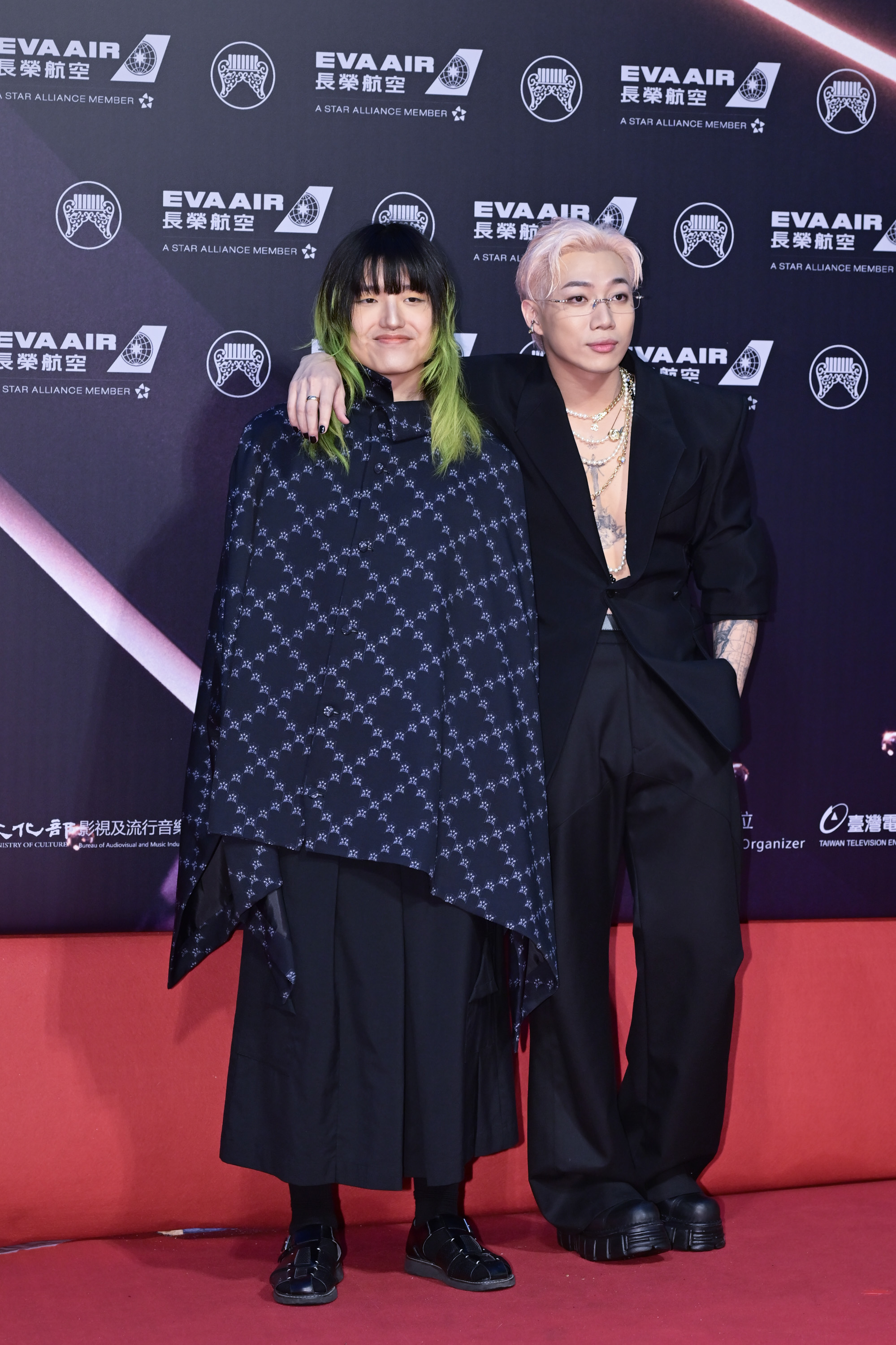 2024年6月29日，《第35屆金曲獎頒獎典禮》星光大道在台北小巨蛋舉行。圖為ØZI（右）、張家誠。（宋碧龍／大紀元）
