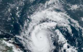 贝丽尔加剧为4级飓风 逼近加勒比海地区