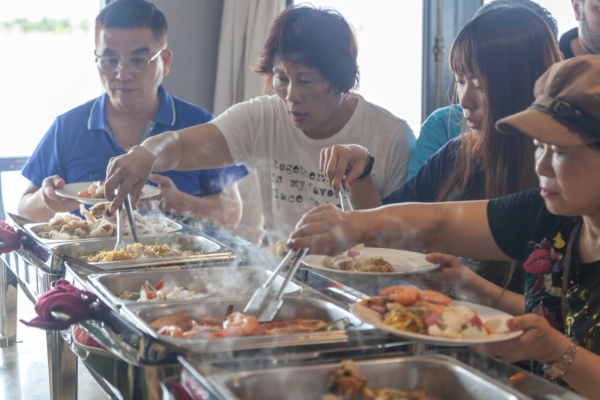 Nhóm du khách Việt Nam ăn buffet trên tàu du lịch. (Shutterstock)