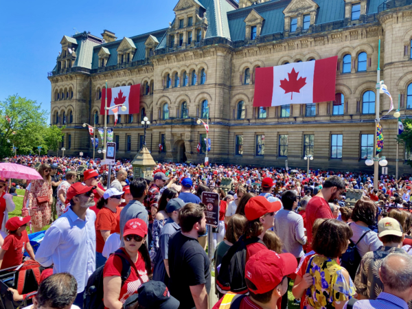 国庆期间，首都地区和全国各地都在举行庆祝活动。在渥太华，身着红白服装的人们前往渥太华的LeBreton Flats公园和国会山，参加庆祝活动。（任侨生／大纪元）