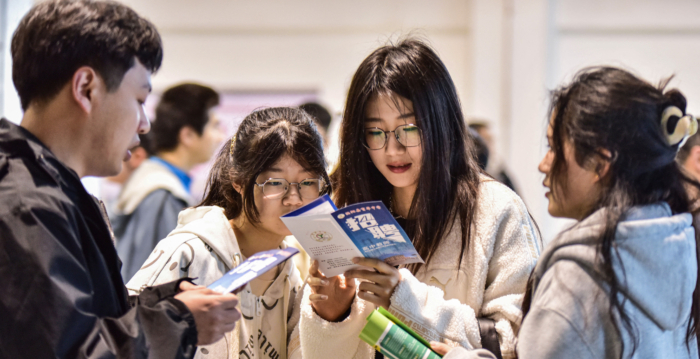 中国经济低迷 年轻人开始“报复性存钱”