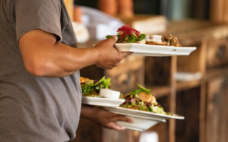 加州州長簽署緊急法案 免除餐廳服務費禁令