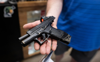信用卡公司须追踪枪械销售 加州新法上路