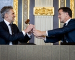 荷兰新任首相斯霍夫吁对中共要“当心”