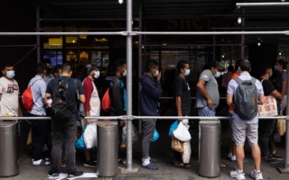 纽约市扩大向无证移民发借记卡