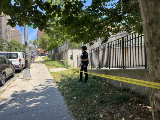 法拉盛缅街和Elder Ave.地上血迹点点滴滴，警方用黄色警戒线封锁进行调查。