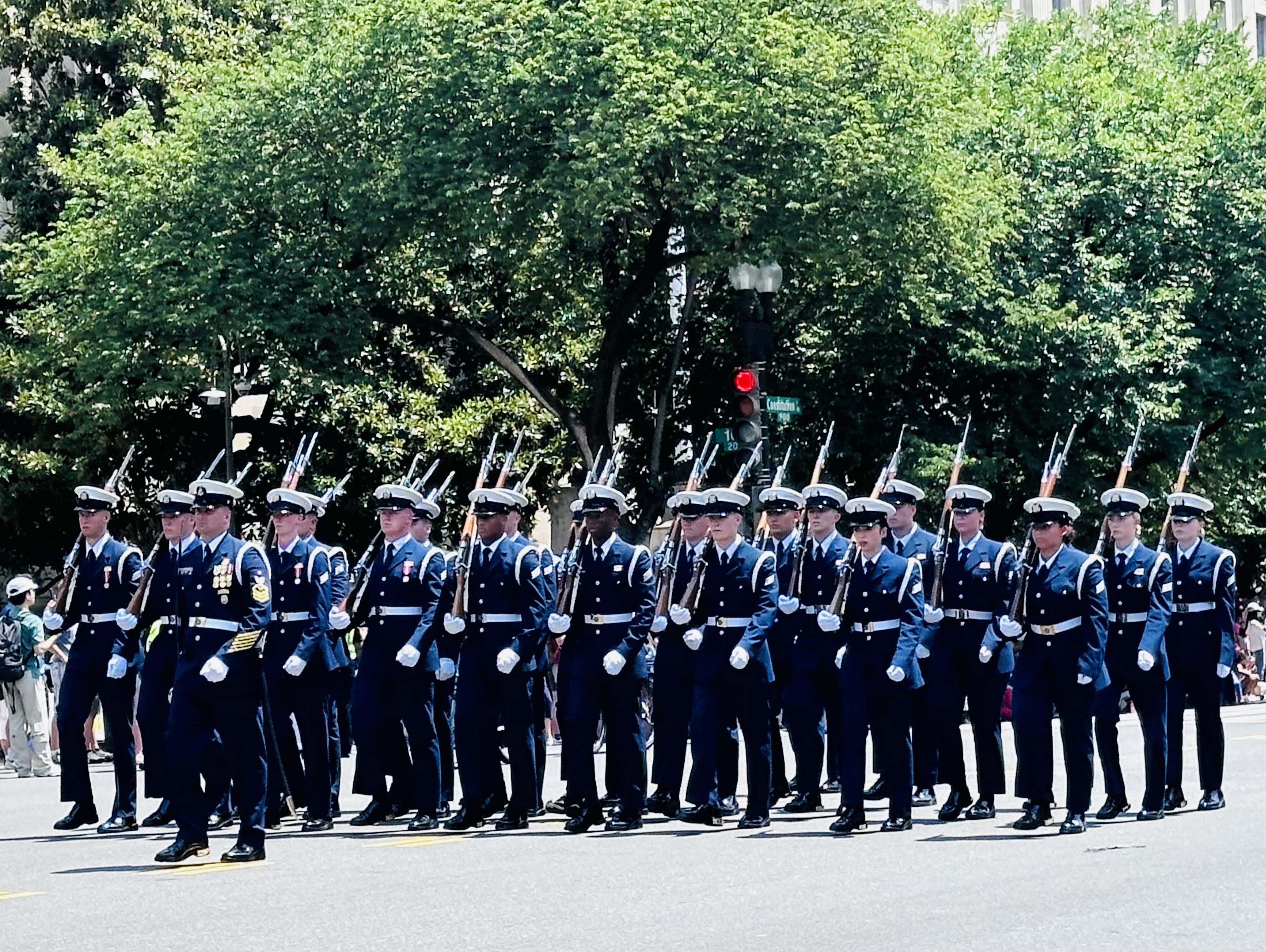 <br/>7月4日,美国首都华盛顿DC举行独立日盛大游行,庆祝美国建国独立第248周年。游行吸引了数以万计的民众涌入宪法大道观看。(李莎/大纪元)