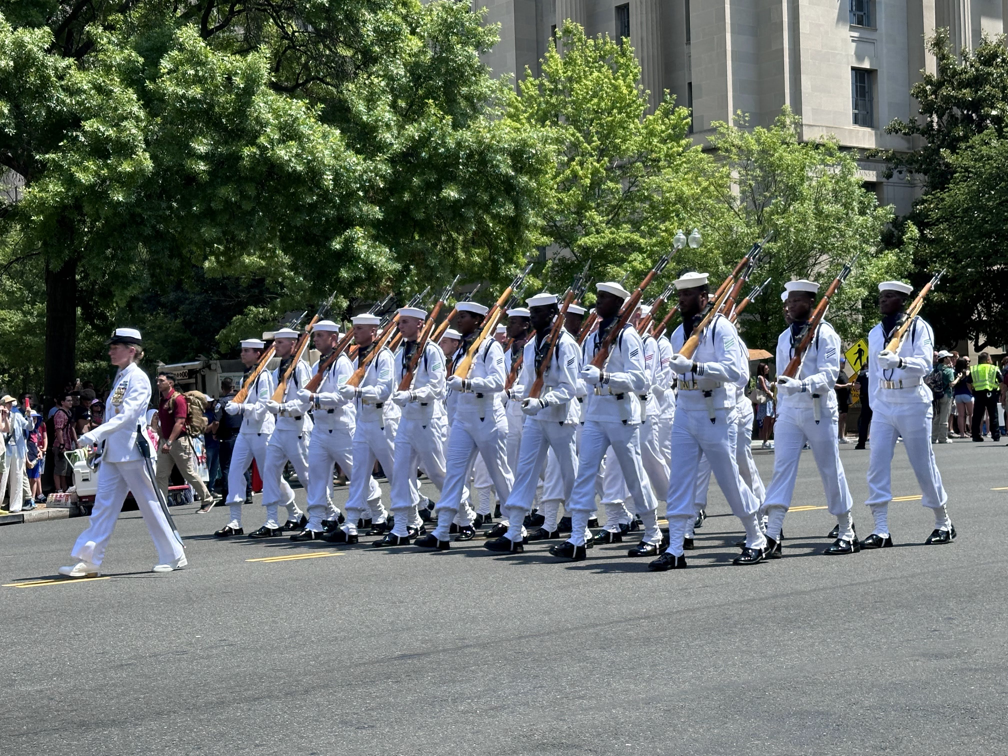7月4日,美国首都华盛顿DC举行独立日盛大游行,庆祝美国建国独立第248周年。游行吸引了数以万计的民众涌入宪法大道观看。(李莎/大纪元)