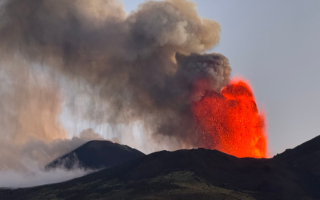 意大利两座火山爆发 卡塔尼亚机场暂时关闭