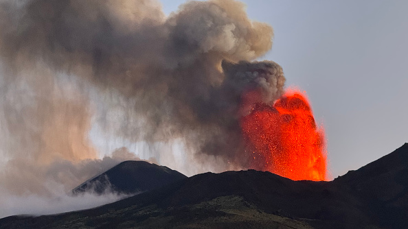 意大利两座火山爆发 卡塔尼亚机场暂时关闭