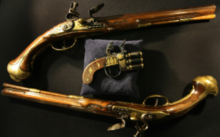拿破仑两手枪差点改变历史 拍得183万美元