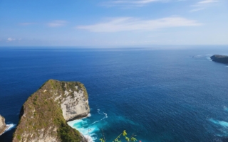 印尼計劃向20個國家和地區的公民提供免簽證入境服務，旨在加強該國的旅遊業。圖為位於巴厘島附近的Nusa Penida島嶼。（楊新雲／大紀元）