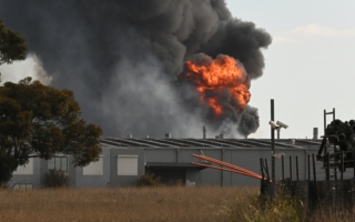 化工厂爆炸起火 墨尔本上空毒雾弥漫