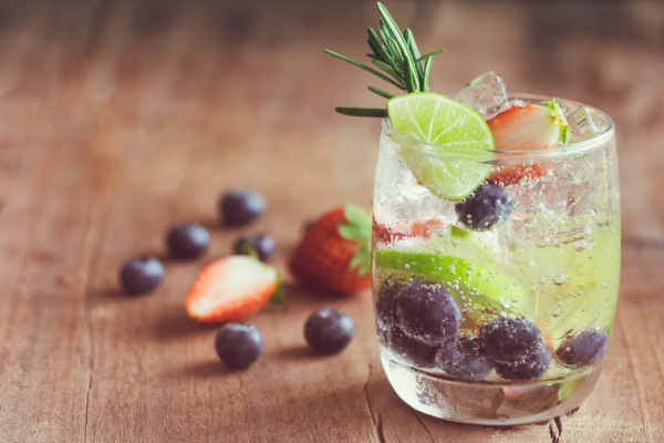 嘶嘶的氣泡感搭配新鮮水果，簡單易學的氣泡水是懶人的一大福音！（Shutterstock）