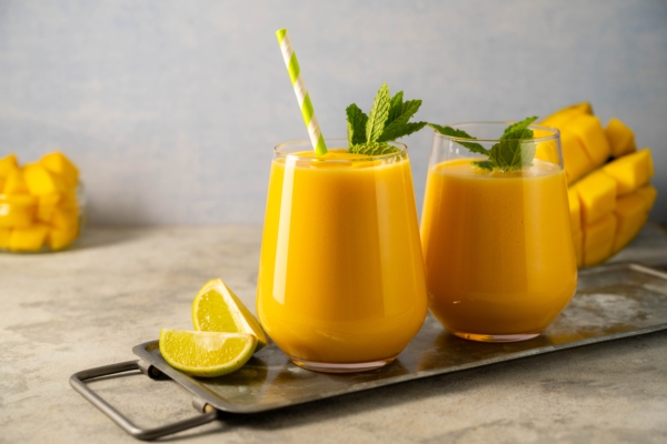 夏季盛产的芒果鲜甜味美，打成冰沙色泽明亮，赏心悦目！（Shutterstock）