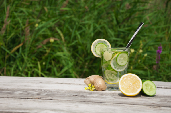 薑汁黃瓜檸檬水，薑汁帶有清淡細膩不濃烈的風味，搭配小黃瓜片非常清爽開胃。(Shutterstock)