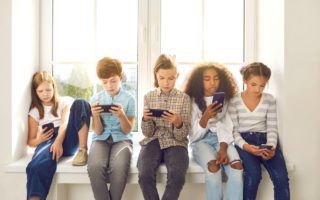 新澤西父母對孩子使用社交媒體是否過於放鬆？