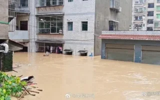 重慶河水倒灌村民被困 部分路段積水達2米