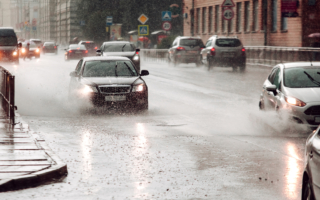 夏季雨水多易出车祸 这样开车比较安全