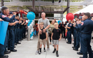 加州消防大队长最后一次化疗 大批同事献惊喜