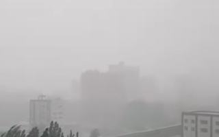 北京一秒天黑 突降瓢潑大雨 連發五預警