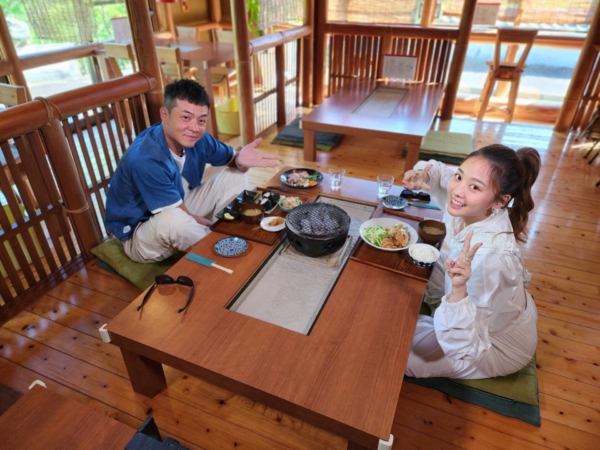 姚元浩（左）、吳映潔（右）品嚐日本中部當地美食。（日本觀光局提供）