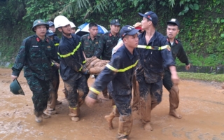 越南山體滑坡 巴士遭埋至少11死4傷