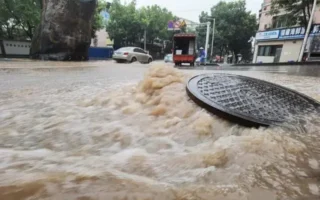 重庆大暴雨持续 6条河流现超警戒水位洪水