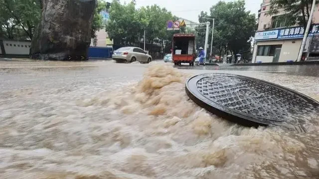 重庆大暴雨持续 6条河流现超警戒水位洪水