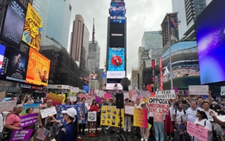 300纽约小房东时代广场集会“要公平” 多数为华人