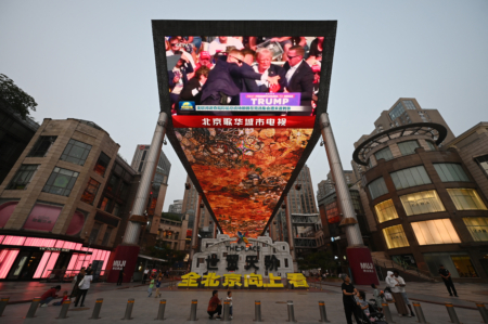 2024年7月14日，北京街頭一個大屏幕正播放美國前總統川普（特朗普）遭遇未遂刺殺的新聞。(Greg Baker/AFP via Getty Images)